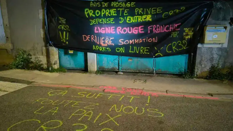 Action coup de poing de la CR32
