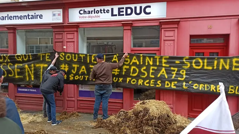 Les agriculteurs déposent du fumier devant la permanence d’une élue NUPES en Moselle