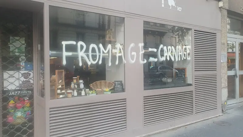 Une fromagerie vandalisée par des vegans dans Paris