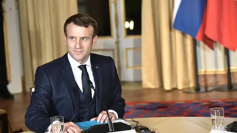 « C’est un peu nul ce que vous faites… » : échange tendu entre Emmanuel Macron et Hugo Clément