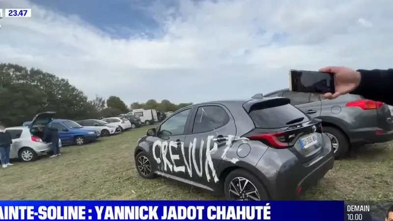 La voiture de Yannick Jadot vandalisée par les écologistes lors des manifestations dans les Deux-Sèvres