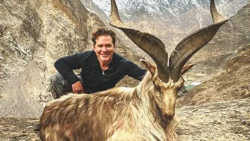 Bryan Kinsel Harlan posant devant son Markhor