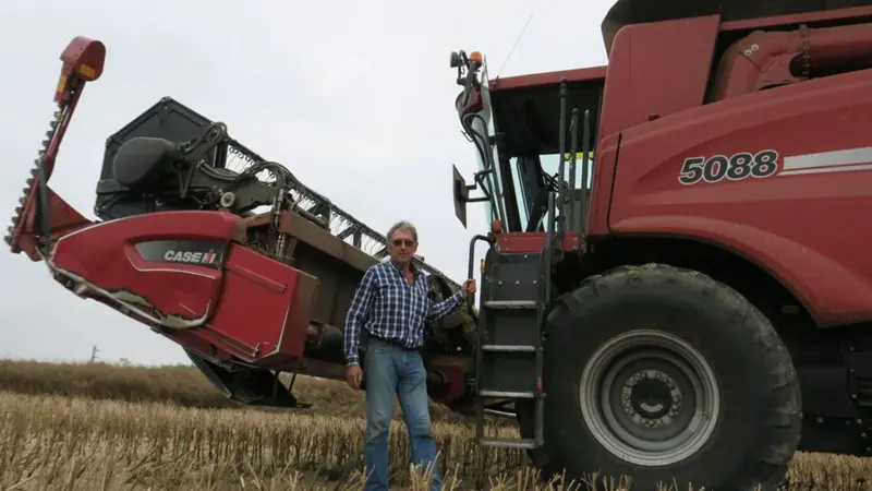Un agriculteur attaqué par les voisins de son champ car il faisait trop de poussières pendant leur barbecue