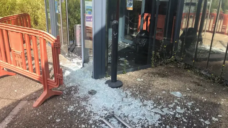 Un sanglier détruit la porte d’un hall de piscine dans le Cher