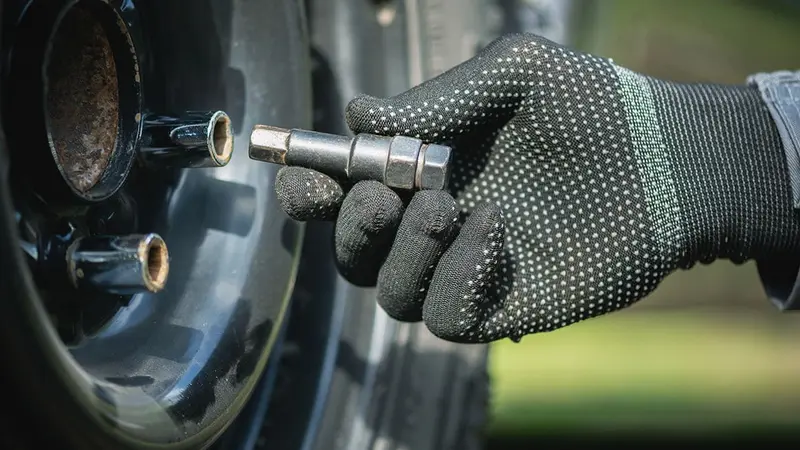 Meuse : des anti-chasses desserrent les goujons d’une voiture de chasseur