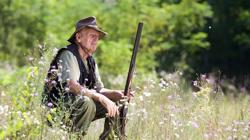 Des agresseurs rouent de coups un chasseur de 75 ans et lui volent son fusil