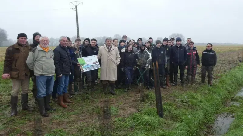 Donnant-donnant : des lycéens plantent des haies, les chasseurs leur versent 1€ par plan