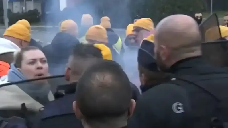 Des affrontements ont eu lieu entre les agriculteurs et les CRS lors d’une mobilisation sur l’A62