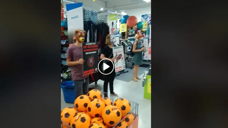 Une association anti-chasse fait irruption dans un magasin Décathlon pour y protester contre les rayons chasse