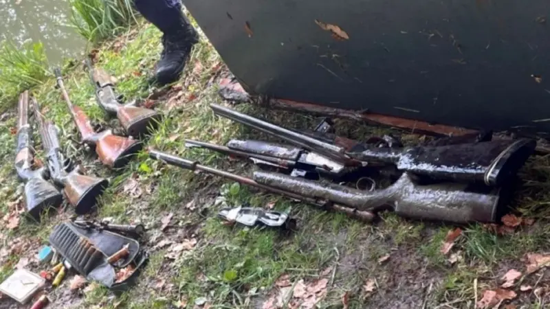 Loiret : en se promenant près d’un étang, il tombe sur un coffre rempli d’armes