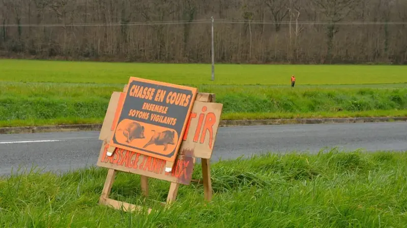 Un homme condamné à payer 1000€ pour avoir détruit des panneaux « chasse en cours »