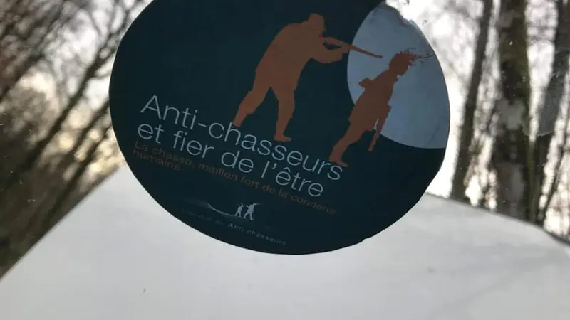 Des autocollants simulant la mort des chasseurs