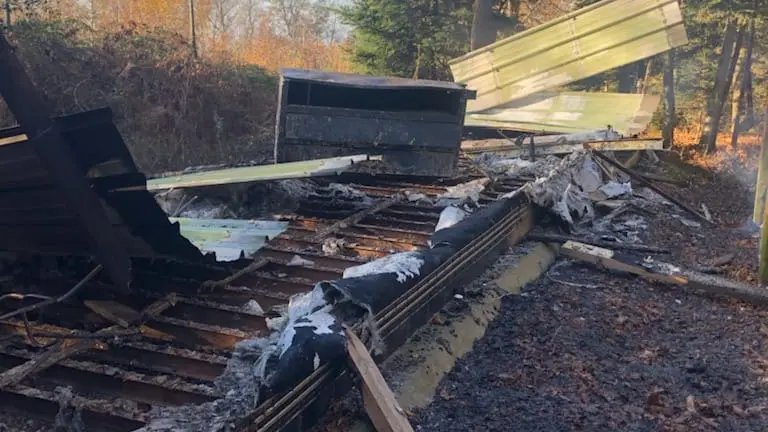 Une cabane de chasse incendiée en Normandie.
