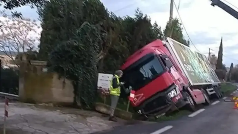 camion dans le fossé dans le gard