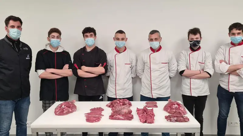 Aveyron : les apprentis bouchers s’entrainent sur de la viande de gibier offerte