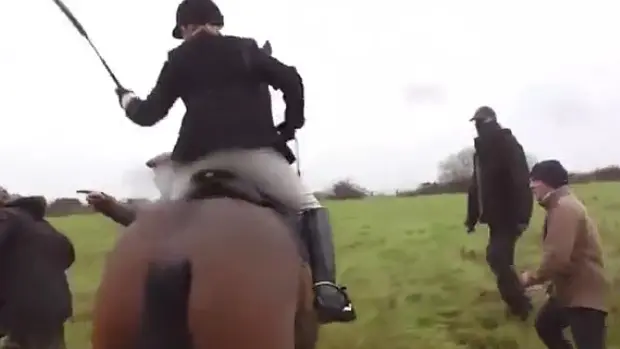 une veneuse corrige un anti-chasse avec 17 coups de cravache.