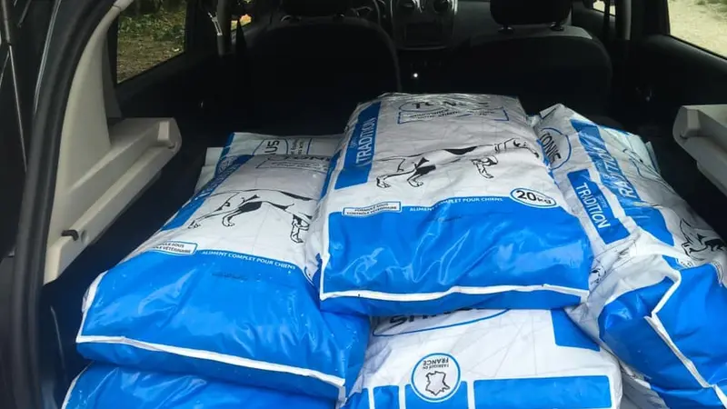 Des chasseurs offrent 100 kilos de croquettes à la SPA