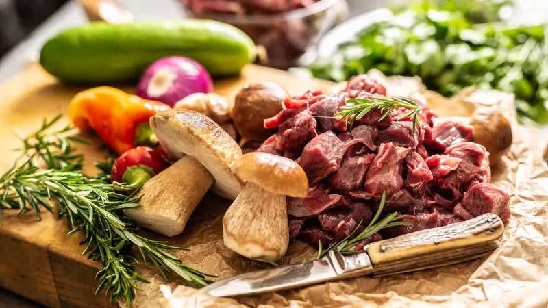 Civet de jeune cerf mariné au vin rouge (pour 4 personnes)