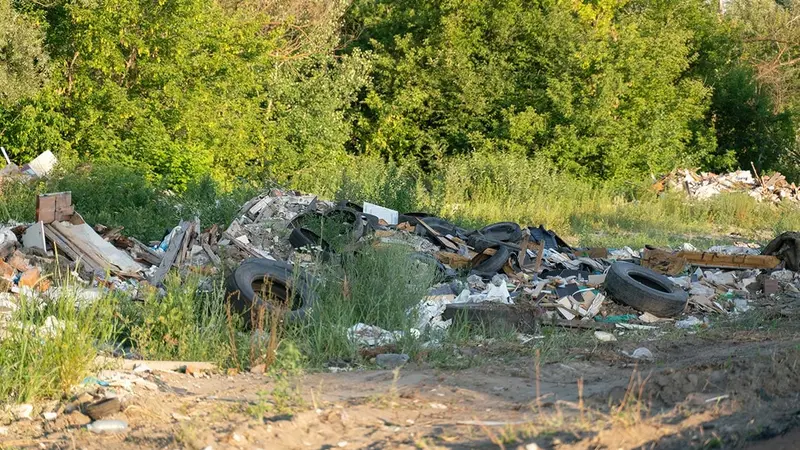 Hérault : un homme de 76 ans roué de coups pour avoir filmé un homme jeter ses déchets dans la nature