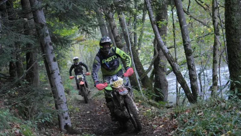 Une course de moto sabotée par des militants écologistes