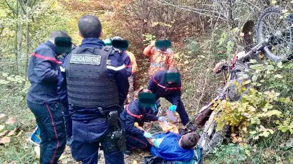 Les chasseurs sauvent une victime en forêt