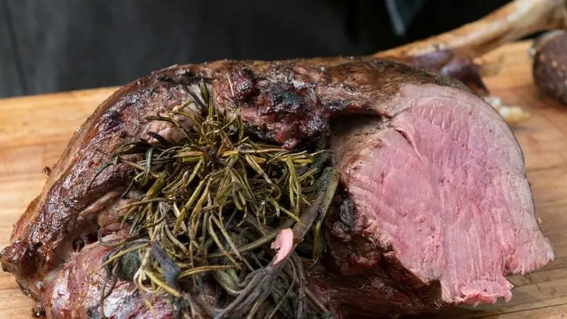 Gigue de chevreuil rôtie, sauce au vouvray et à la crème
