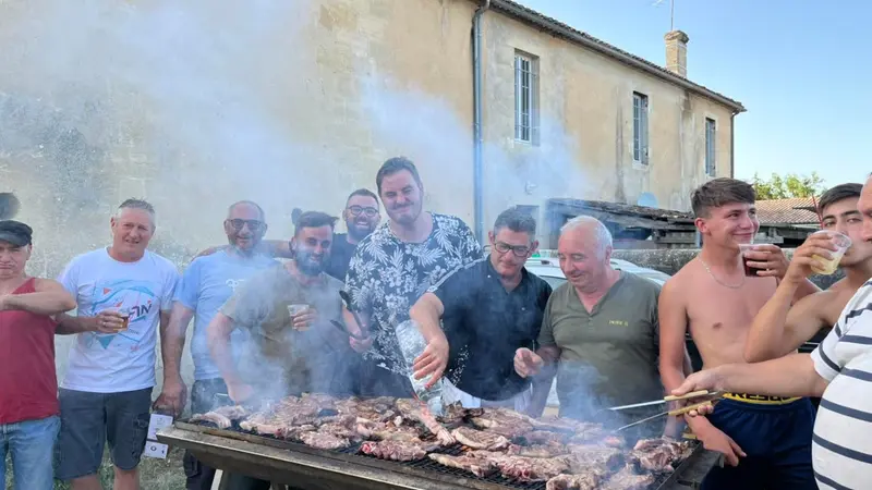 Incendies en Gironde : les chasseurs servent des repas aux pompiers