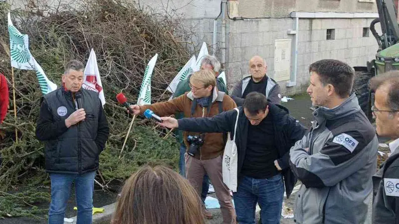 les agriculteurs manifestent devant l'OFB à Coutances
