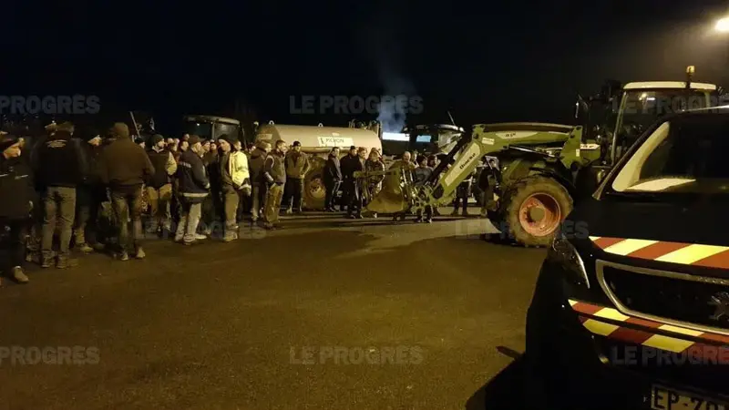 Rhône : des éleveurs déversent du lisier sur des militants de la cause animale