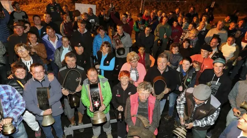 Une manifestation peu ordinaire en soutient à un éleveur de vache en haute Savoie.