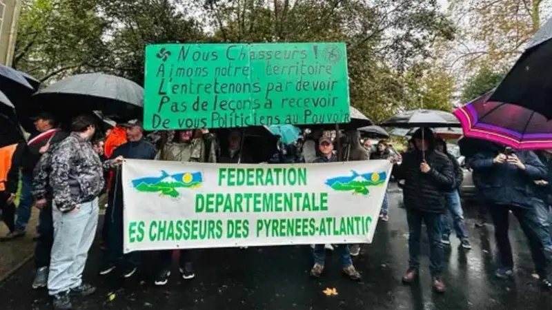 manifestation des chasseurs au tribunal de Pau