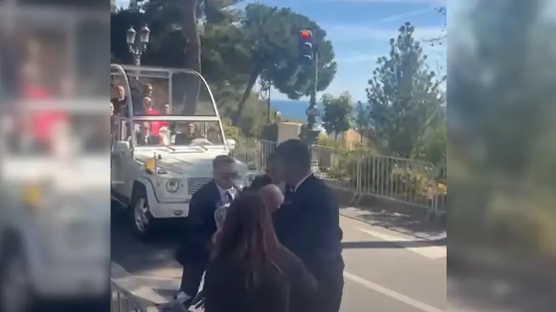 militantes peta papamobile
