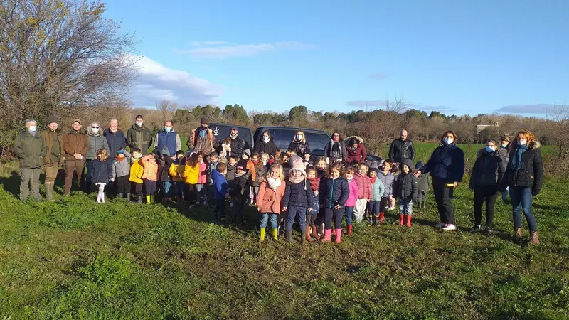 Dans le Gard, les enfants et les chasseurs replantent une soixantaine d’arbres