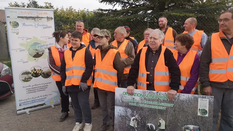 Les chasseurs ramassent plusieurs centaines de kilos de déchets en bord de Seine
