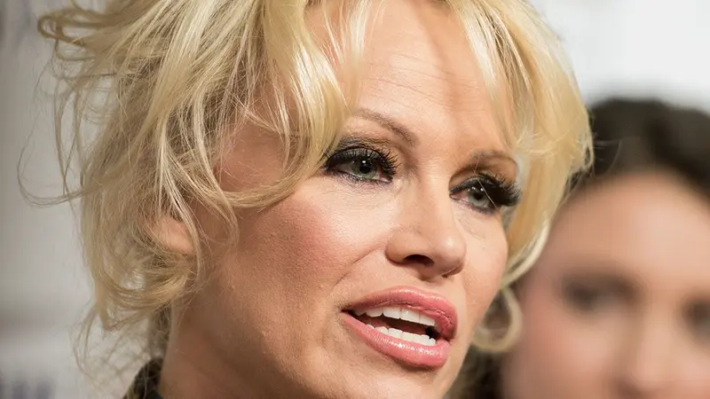 Pamela Anderson demande à Macron d’interdire définitivement la chasse à la glu