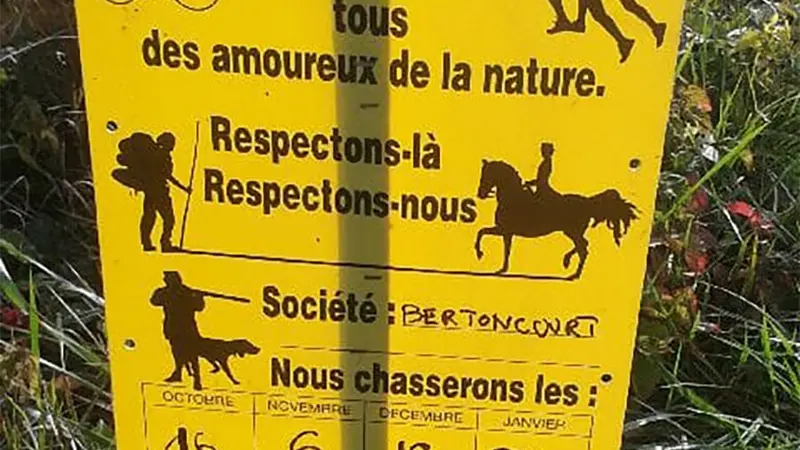 Une société de chasse pose un panneau indiquant ses jours de chasse pour un meilleur partage de la Nature