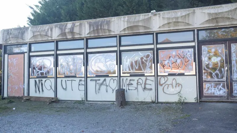 Un chasseur molesté et un pavillon dégradé dans les Pyrénées-Atlantiques