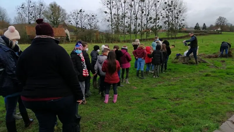 Pas-de-Calais : les élèves plantent des haies pour la biodiversité avec les chasseurs