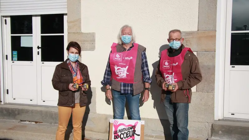 La fédération des chasseurs de la Loire offre 1400 pots de rillettes aux Restos du Cœur