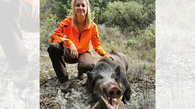 Flora 23 ans prélève un magnifique sanglier