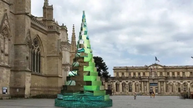 A Bordeaux toujours pas « d’arbre mort » pour Noël, mais un sapin en acier
