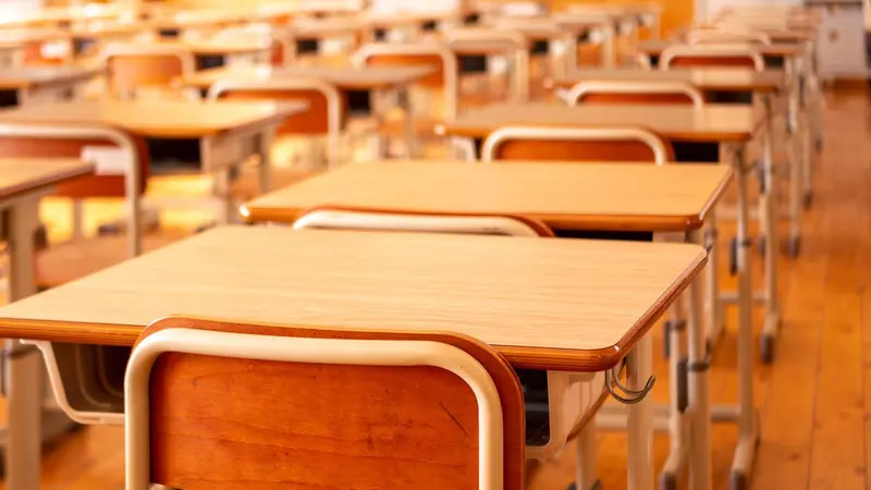 Une enseignante utilise des « kits » antichasse de l’ASPAS dans sa classe de CP