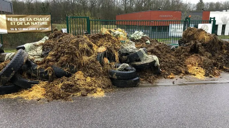 Des agriculteurs déposent du fumier et des pneus devant la FDC de Meurthe-et-Moselle en signe de protestation