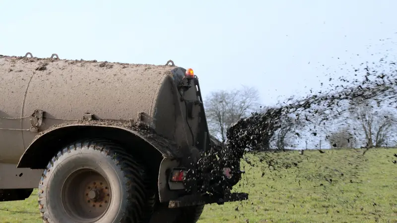 Affaire des bouquetins du Bargy : les agriculteurs ont déversé du lisier devant le siège de France Nature Environnement