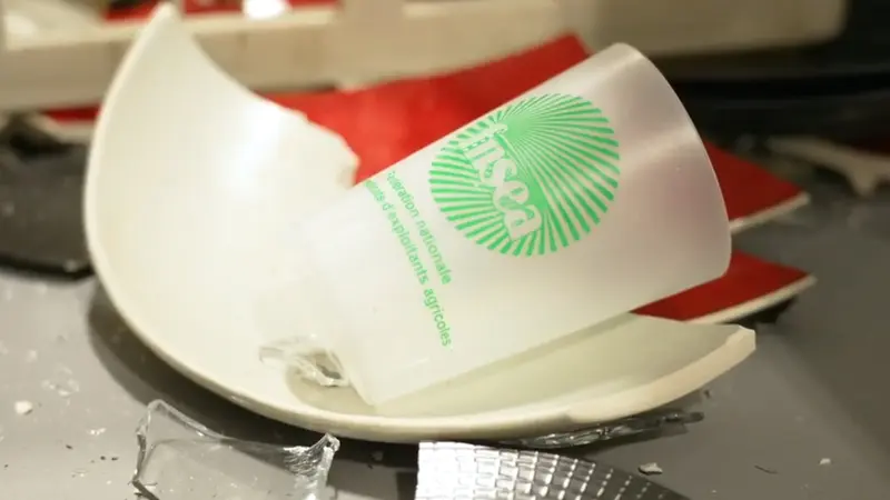 Le stand de la FNSEA pris d’assaut par des militants écologistes au salon de l’agriculture