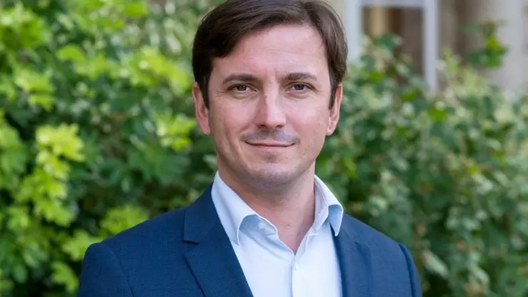 Un député écologiste ivre se fait sortir d’une pièce de théâtre