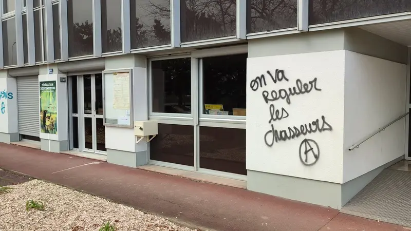 L’inscription « On va réguler les chasseurs » retrouvée sur le siège de la Fédération de Loire-Atlantique