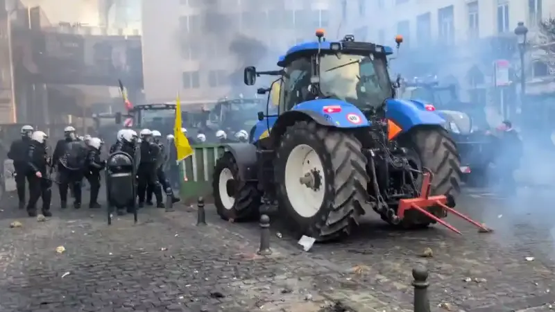 tracteur sur les policiers