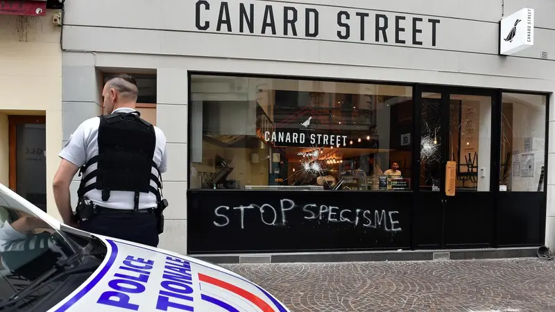 Lundi 2 militants vegan ont vandalisé le restaurant « Canard Street » de Lille.