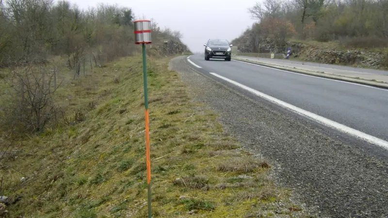 Des piquets réflecteurs pour éviter les collisions avec le grand gibier